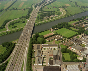 805867 Luchtfoto van de Galecopperbrug in de A12 over het Amsterdam-Rijnkanaal, met rechts een deel van het ...